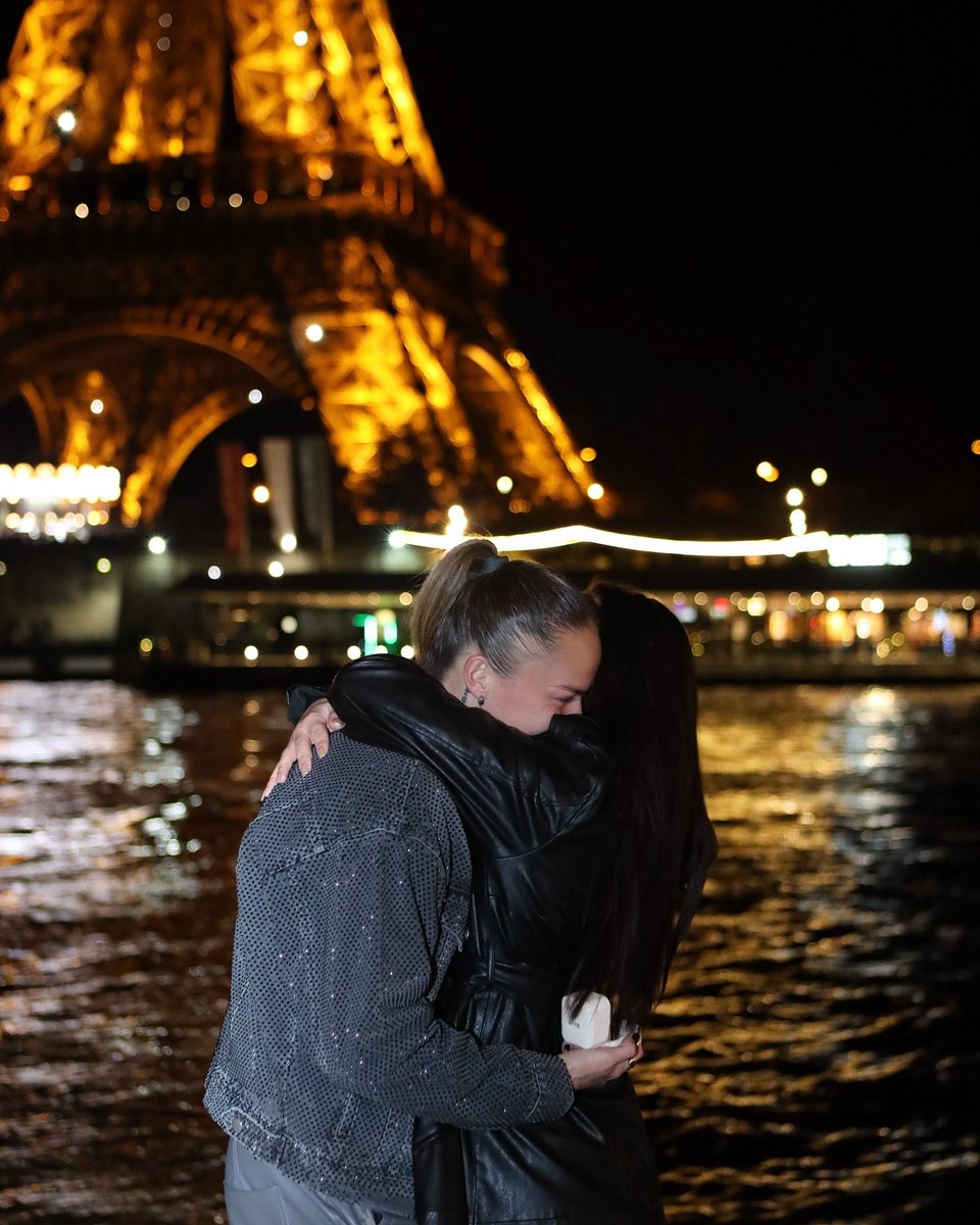 Et de 5 🥰

Félicitations à Andrea Staskova et sa compagne qui vont se marier 💍🇨🇿

Quoi de plus romantique que la Tour Eiffel et la ville lumière pour faire sa demande 🗼🇫🇷

📸 Instagram