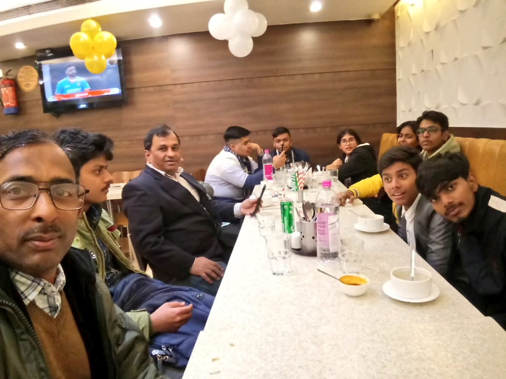 Arvindsirlko's tweet photo. नववर्ष 2024 के अवसर पर आज क्लास के #offline students को पार्टी दी गई।

#HappyNewYear #Happy2024 #HappyNewYear24 #नया_साल https://t.co/qFzXt49pkB