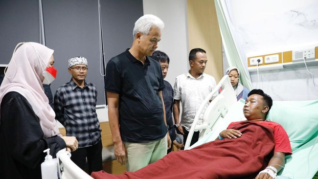 In Boyolali, Java Island, 15 Indonesian soldiers attacked a campaign convoy which support candidate Ganjar-Mahmud. Several supporters were injured. @ganjarpranowo called on his supporters to calm down cnnindonesia.com/nasional/20240…