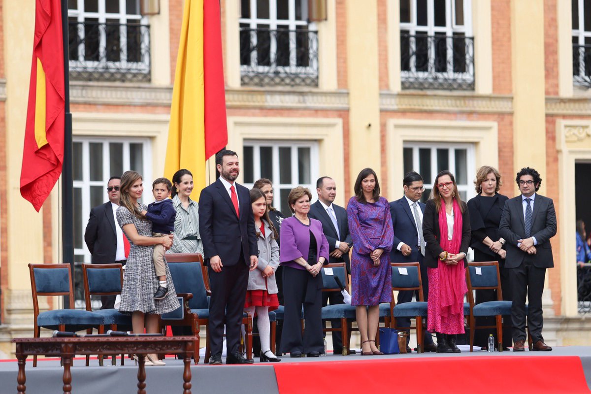 CarlosFGalan's tweet photo. #AEstaHora tomo posesión como Alcalde de Bogotá: mi compromiso es devolverles la confianza a cada uno de ustedes y trabajar sin descanso por Bogotá.
Gracias a mi familia, a los bogotanos y a mi equipo por acompañarme en este día por el que trabajamos tantos años.
#UnidosPorBogotá
>> https://t.co/vwR89tw6Wu