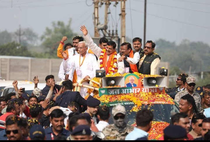 SultaneRaj24217's tweet photo. आज खरगोन पधारे यशस्वी मुख्यमंत्री @DrMohanYadav51 जी  खरगोन के नवग्रह मेला ग्राउंड में आयोजित कार्यक्रम में पेसा मोबिलाइजर टिम ने स्वागत किया l प्रदेश अध्यक्ष राजेन्द्र सुल्ताने 🙏🙏 @DrMohanYadav51 @drnishantkhare @prahladspatel @BJP4MP @PROJSKhargone https://t.co/TjRMV2iAjr