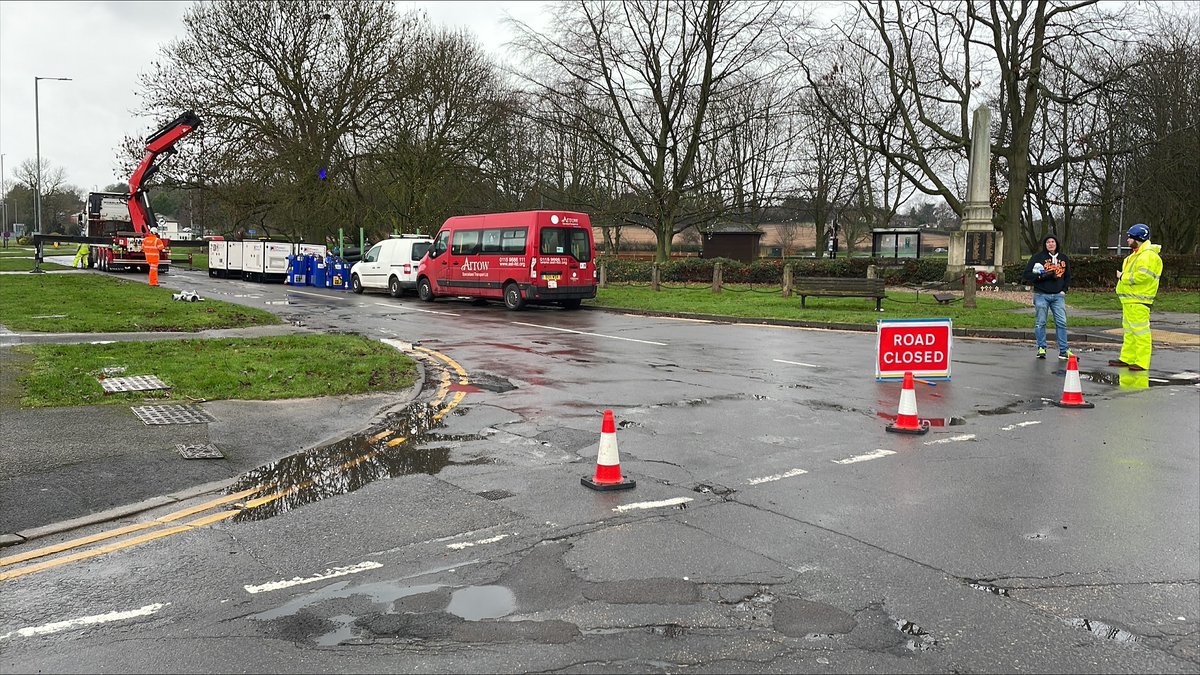 EnvAgencyMids's tweet photo. Thank you @NottsCC @viaeastmidlands @WomensInstitute @FLAGLowdham for looking after our Ops teams with traffic management,shelter,tea,coffee & supporting the local community while we install & operate temporary pumps in Lowdham,Notts, due to partially collapsed wall #CockerBeck. https://t.co/H9uc1xv0y5