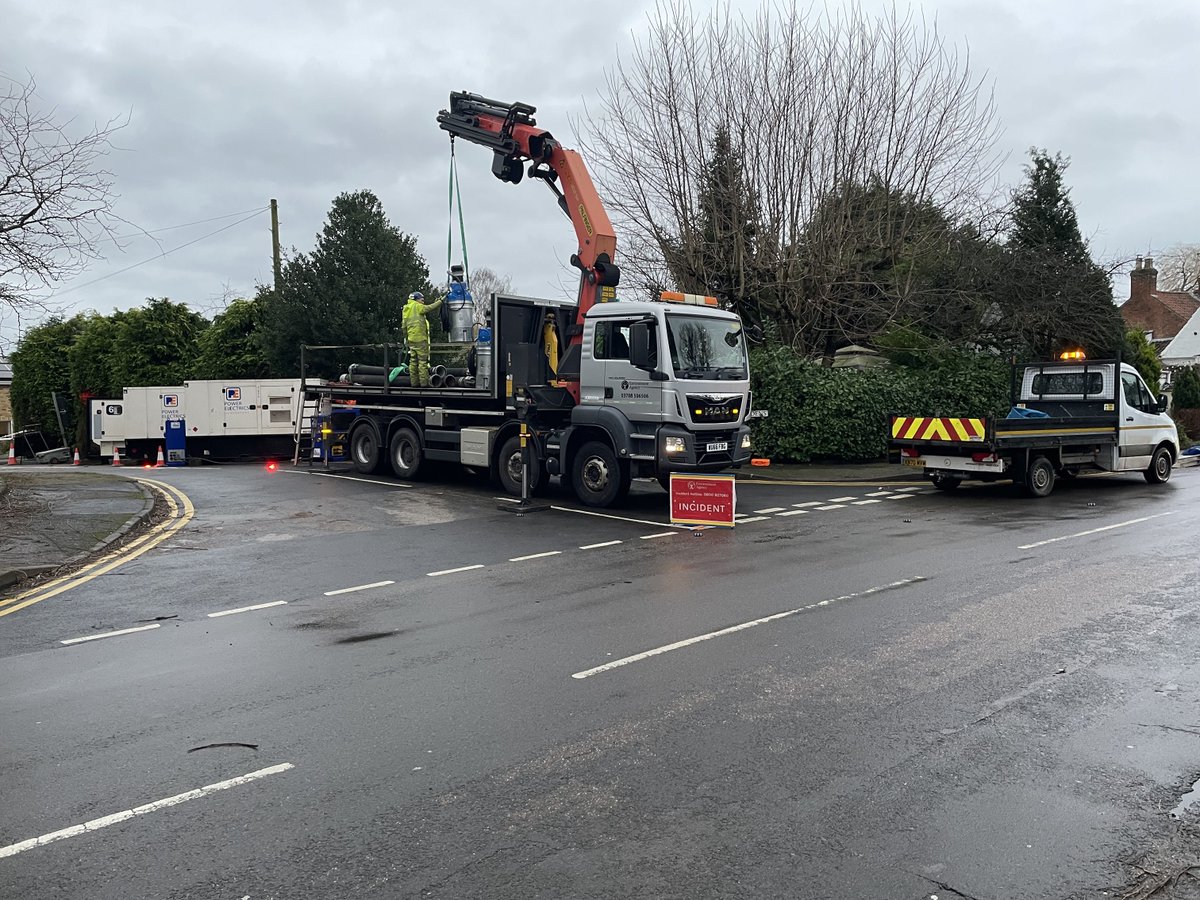 EnvAgencyMids's tweet photo. Thank you @NottsCC @viaeastmidlands @WomensInstitute @FLAGLowdham for looking after our Ops teams with traffic management,shelter,tea,coffee & supporting the local community while we install & operate temporary pumps in Lowdham,Notts, due to partially collapsed wall #CockerBeck. https://t.co/H9uc1xv0y5