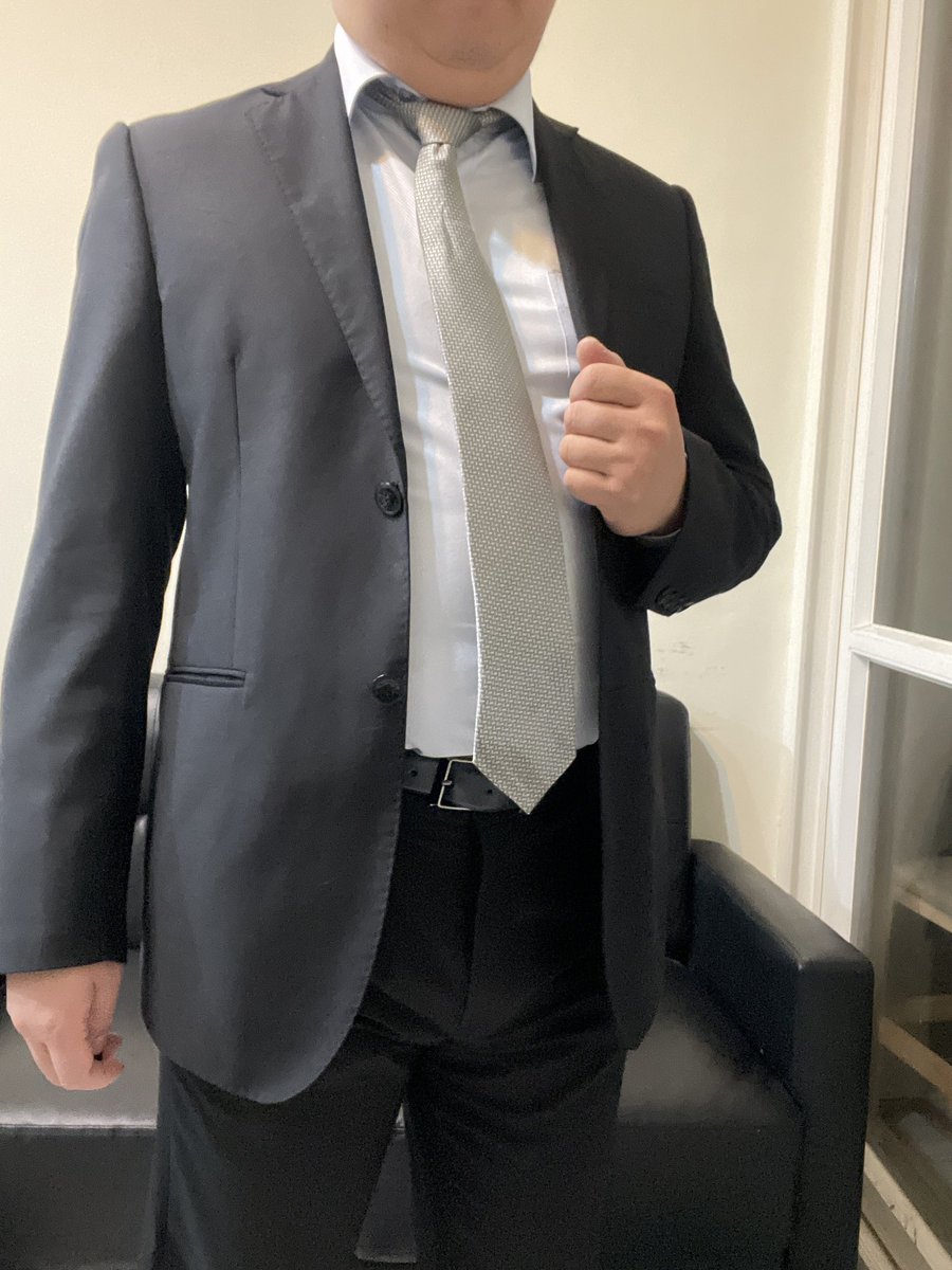 覺得回不去了，衣櫃裡白色襯衫太小太緊，再大一號的這件也是如此，領圍都扣不起來了，看來這半年來又擁腫了不少~