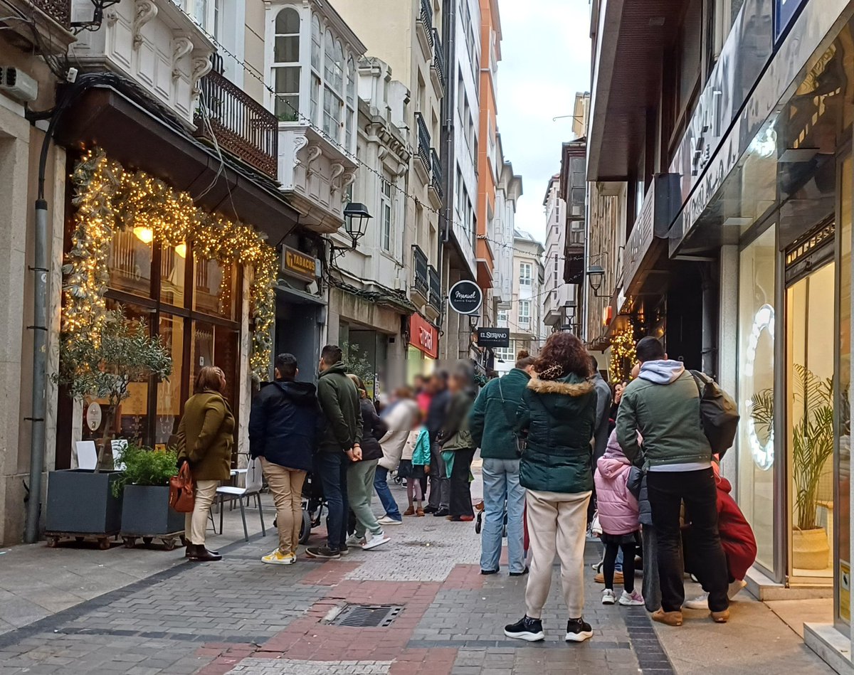 Silcerino (@silcerino) on Twitter photo #Coruña | Algo de cola poco antes de las 17h00 esperando a que <a href="/BonillaalaVista/">Bonilla a la Vista</a> abriera sus puertas. ☕️
¿Tú ya te has comido el #ChocolateConChurros? 😅
#AñoNuevo #Coruña | Algo de cola poco antes de las 17h00 esperando a que <a href="/BonillaalaVista/">Bonilla a la Vista</a> abriera sus puertas. ☕️
¿Tú ya te has comido el #ChocolateConChurros? 😅
#AñoNuevo