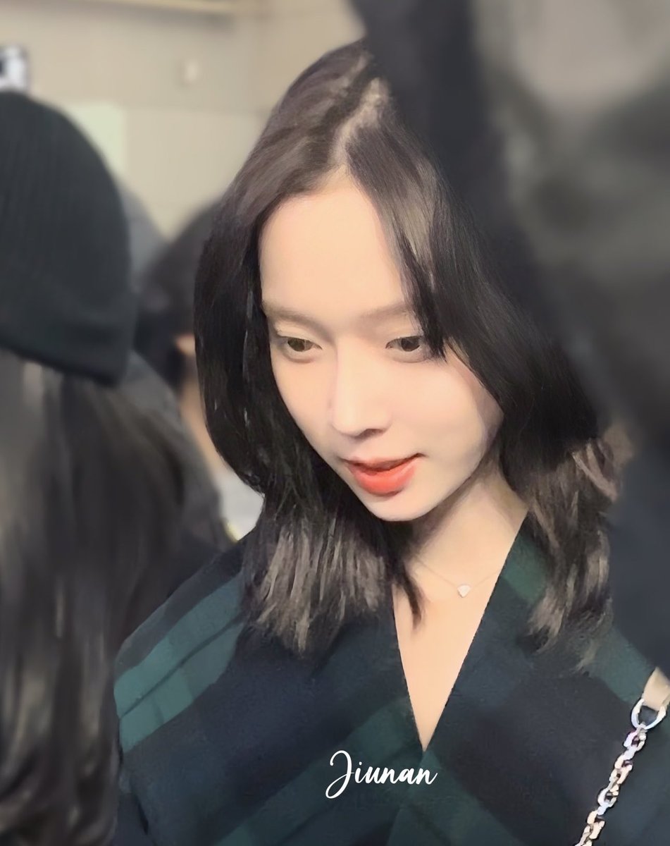 잠만.. 강아지는 어디 가고 여자가?