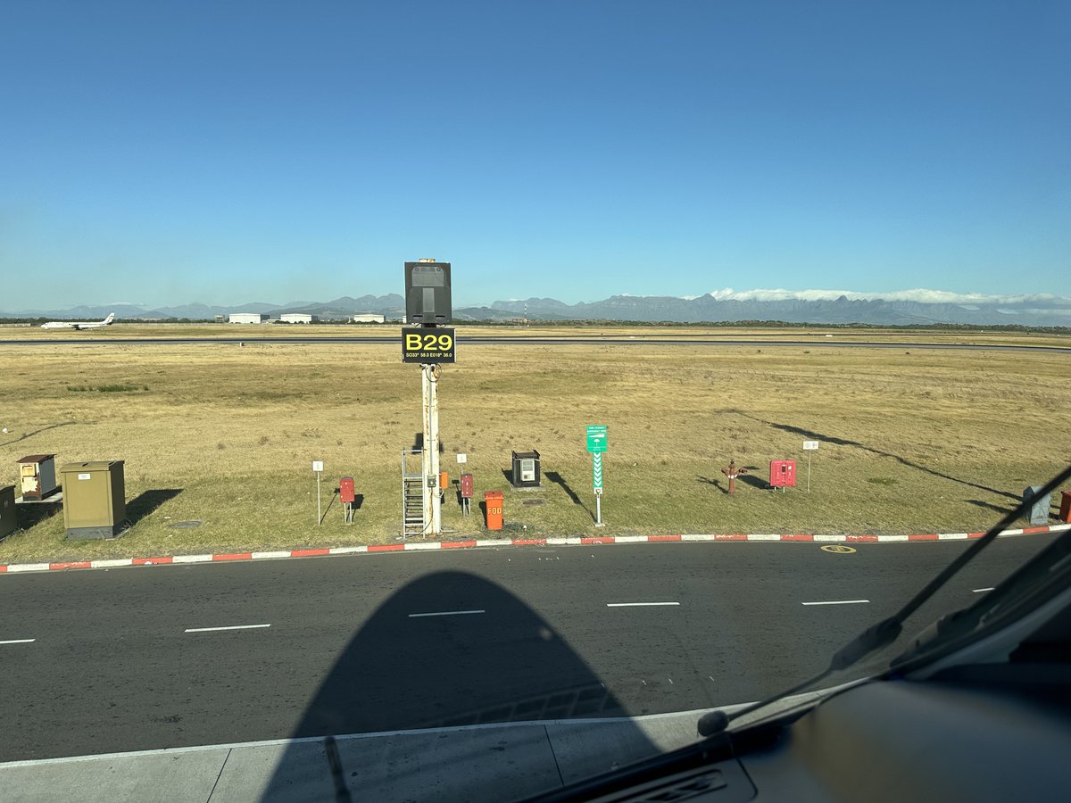 DaveWallsworth's tweet photo. New for 2024 #flyingphotooftheday Today, day 1, #viewfromtheflightdeck is of Cape Town ✈️🇿🇦 https://t.co/xCvO2eWDVT