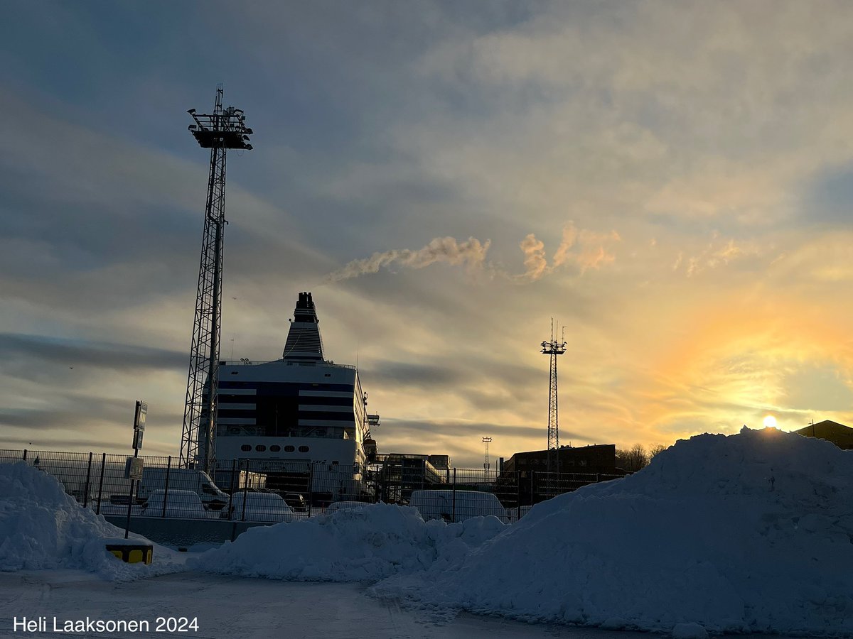 heli_laaksonen's tweet photo. #laiva #ship #helsinki #satama #siljaline #symphony #siljasymphony #suomi #finland #NewYear2024 https://t.co/j2KyNvy30f