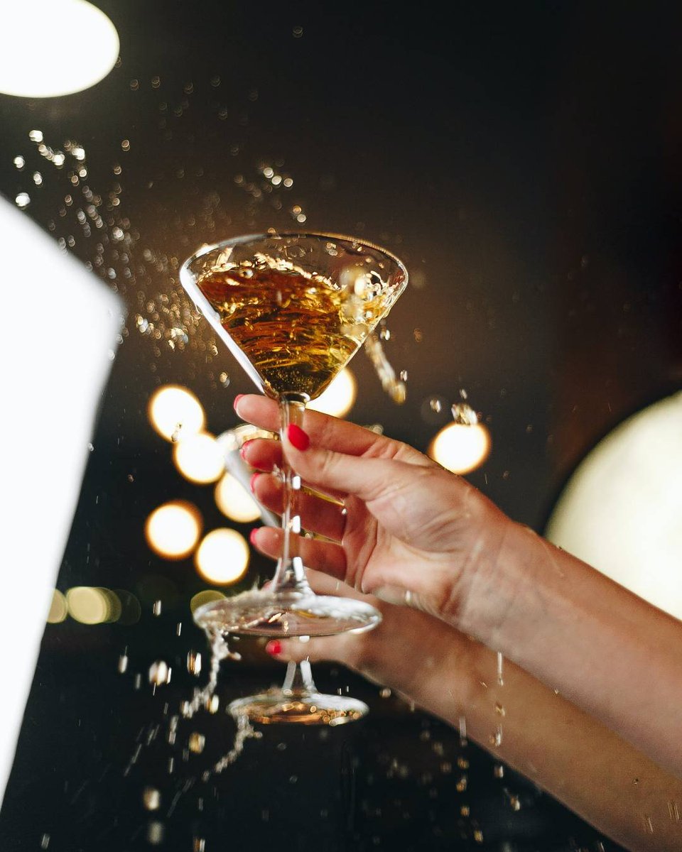 En 2024, nous vous souhaitons de vivre plein de moments qui comptent ! Joie, sérénité et succès pour cette nouvelle année. 

Bonne année 2024 🌟

-

#newyear #2023 #happynewyear #champagne #reserver #reserverunbar #barparis