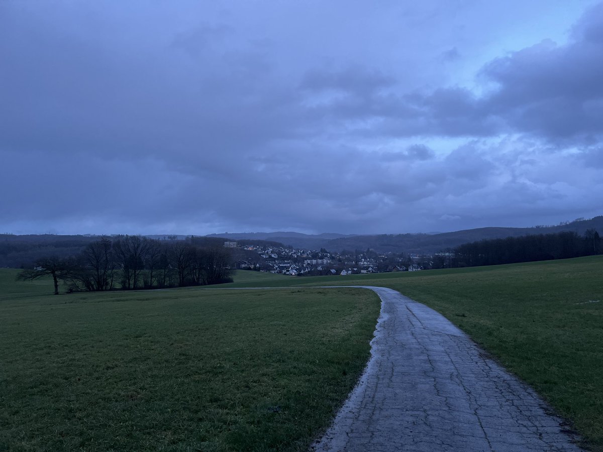 dimensionToGo's tweet photo. Hallooo wach Nr. 1 ☁️ - Ganz neues Gefühl 2024 😅 - Frohes Neues Rackerjahr wünsche ich Dir! 💪 - Auf, auf! Ein Lächeln 😀 blitzt nicht von alleine! 👆 https://t.co/Aw6VSU5CNf