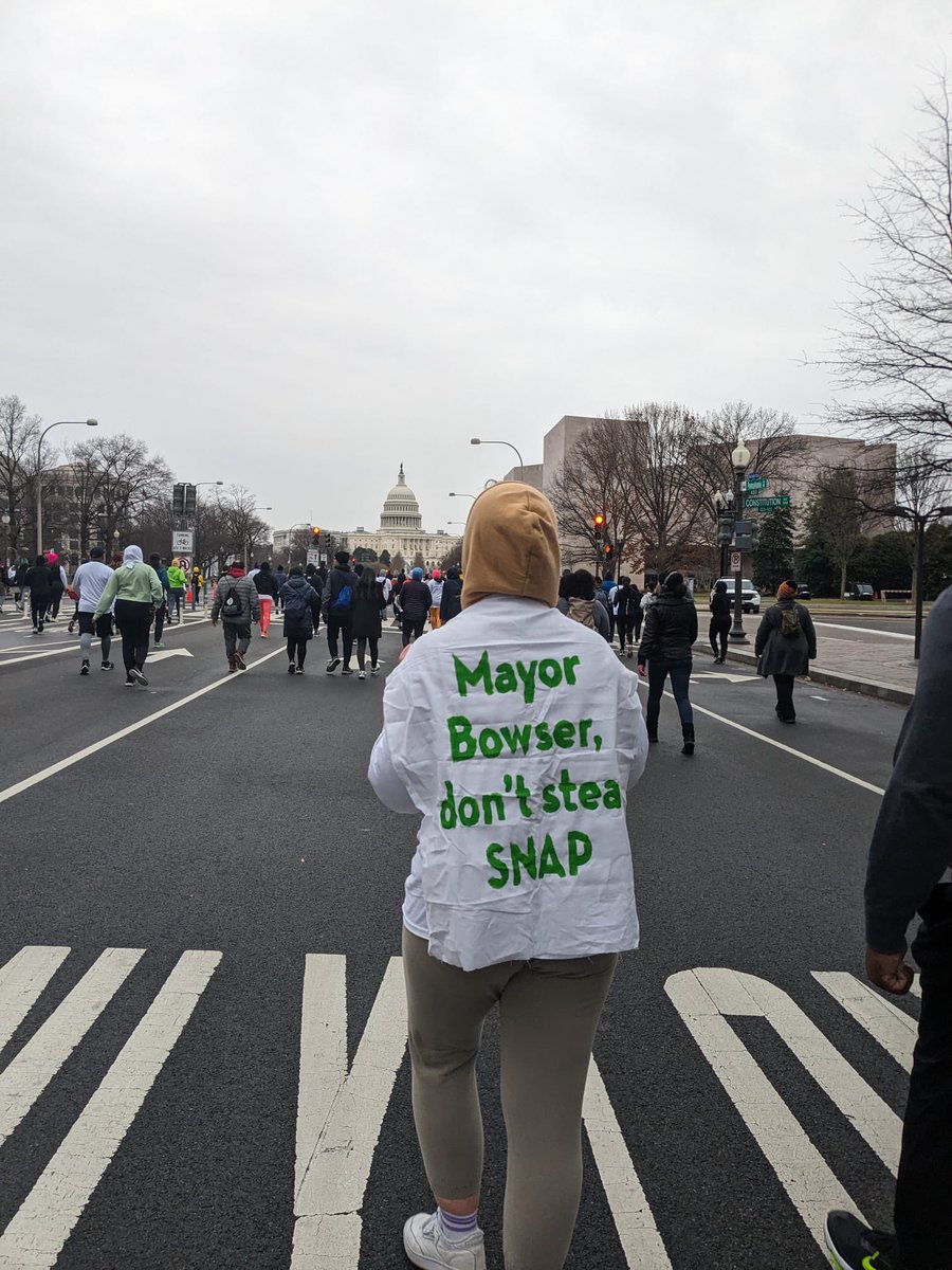 BREAKING: DC residents just interrupted @MayorBowser’s Fresh Start 5K to demand she give back the $39 lM she stole from SNAP, the food assistance program. Take Action! bit.ly/givesnaparaise #DontStealSNAP #GiveSNAPaRaise #NoSNAPNoFreshStart