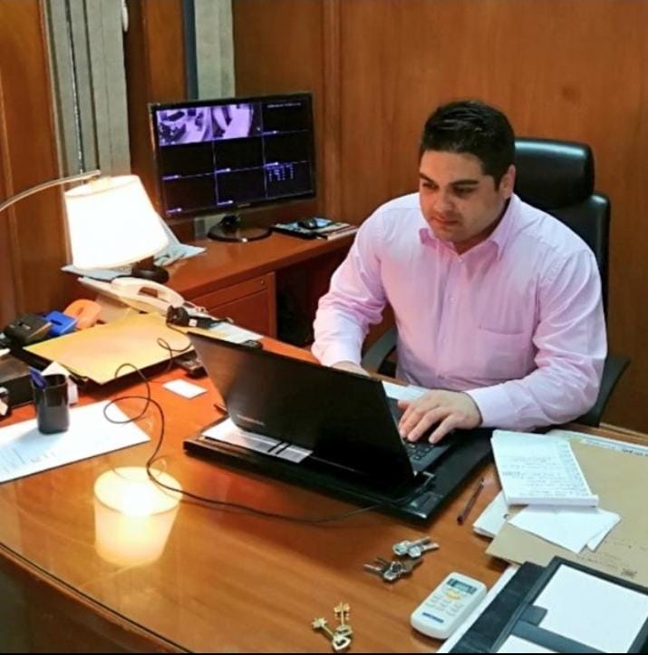 AdnMirador's tweet photo. Fotógrafo perdió la vida tras chocar por un  separador de carriles

El joven profesional de 39 años perdió la vida tras un vuelco de vehículo que se registró a las 7:30 de este lunes en el km 112 de la Ruta PY02, distrito de San José de los Arroyos.

https://t.co/JxwC6nfiHA https://t.co/qHpt0FWSfN