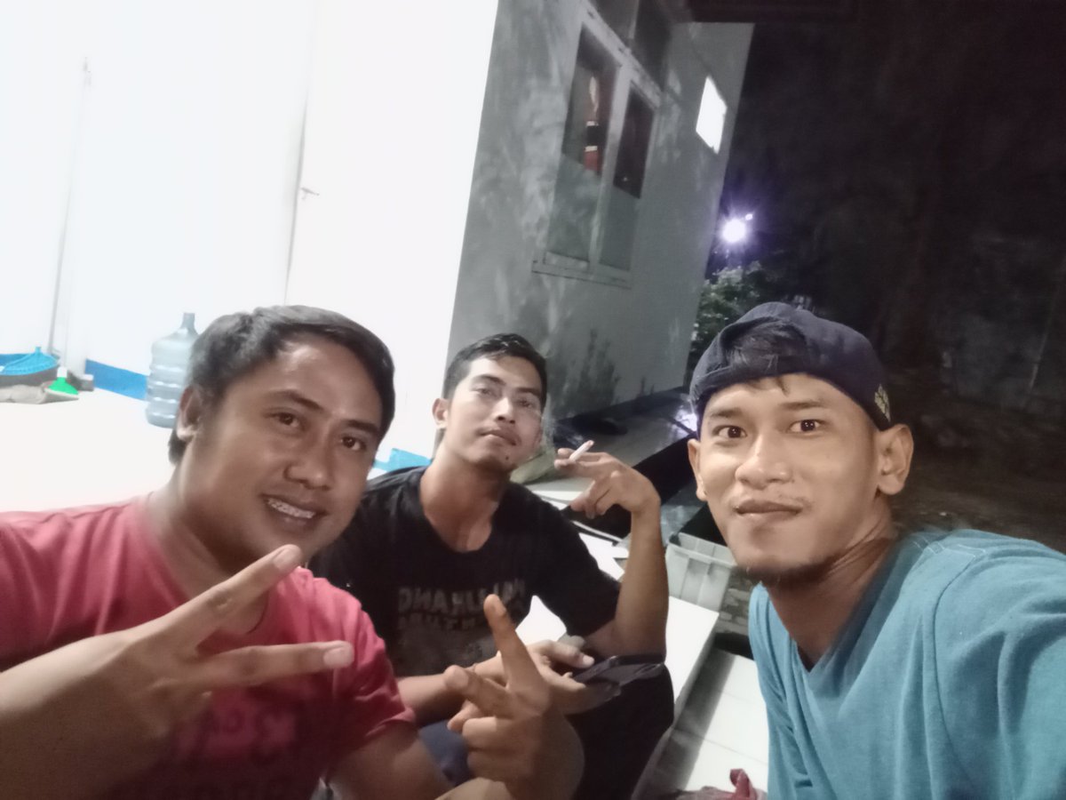 Zain_Al25's tweet photo. Tidak pura² bahagia tidak pula pura² mencintai lebih tepatnya jalani yg ada itu lebih dari apa yg di syukuri https://t.co/4O7NyUVza7