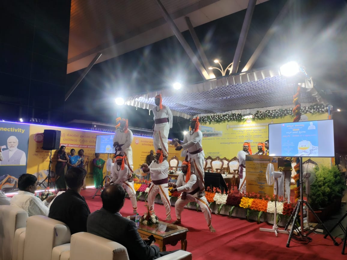 SMVT Railway Station, Karnataka, gears up with a cultural dance performance to celebrate the reception of the Malda Town- Bengaluru #AmritBharatTrain.