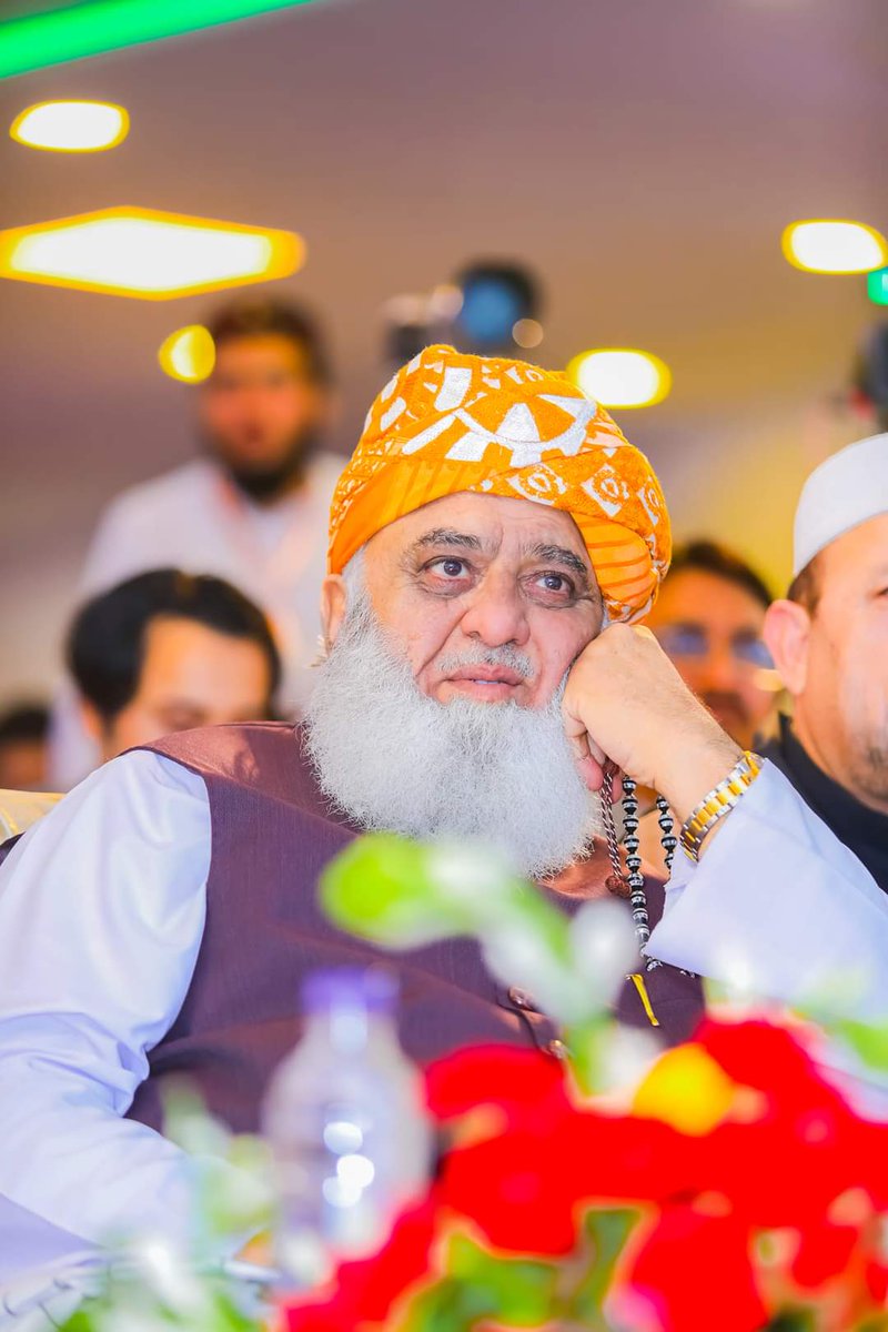 تازہ ترین 
اب پانی سر سے گزر چکا ہے ۔ کسی بھی وقت اپنے ابا بیلوں کو کال دے سکتا ہوں ۔
مولانا فضل الرحمان
لبیک لبیک ❤️