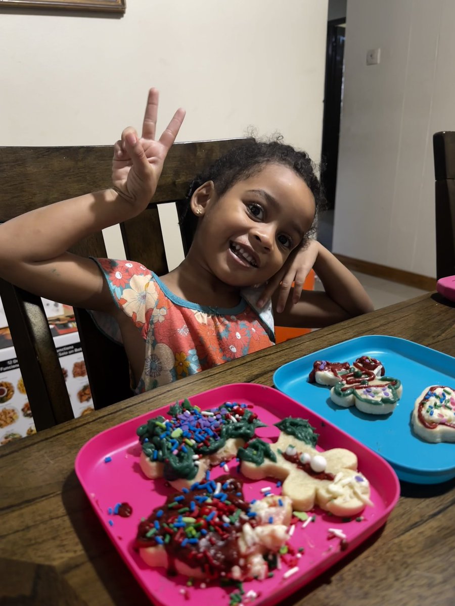 samfisherr's tweet photo. After decorating cookies today, baby girl looked at me and said “Thank your for Christmas Mommy” 🥹🥹🥹🥹 Imma always be a magic maker for her ✨ 🪄 https://t.co/sMdctwMi2m