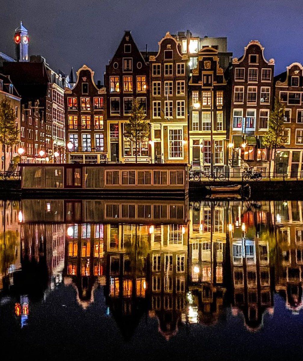 ValentyneDreams's tweet photo. Amsterdam at night is so beautiful. https://t.co/UoM9DrymeB