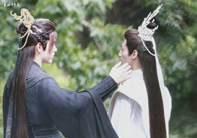 pearserha's tweet image. the way mo ran putting his hand over chu wanning to protect him from the sun is such heart warming sight to look at 🥹