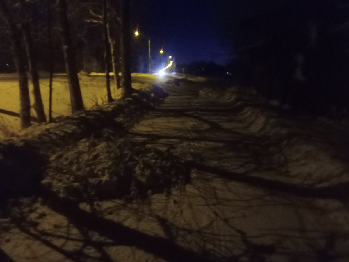 Joku keksinyt fiksun tavan helpottaa lumitöitään. Kolaa lumikasat keskelle pyörätietä. 😂