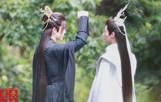 pearserha's tweet image. the way mo ran putting his hand over chu wanning to protect him from the sun is such heart warming sight to look at 🥹