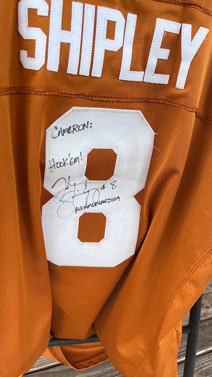 Need about 50 more followers before kickoff! #NoLonghornfanUnder1k 
#beatwashington 
Let’s gooooooo