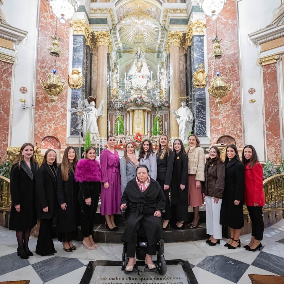 Como cada 1 de Enero a las 13.00h, hemos realizado nuestra tradicional ofrenda floral a la Mare de Déu dels Desamparats. Gracias a <a href="/basilicadesampa/">Basílica Ntra. Sra. de los Desamparados</a> por hacernos sentir como en casa. ¡Por unas #Falles24 en paz y armonía!