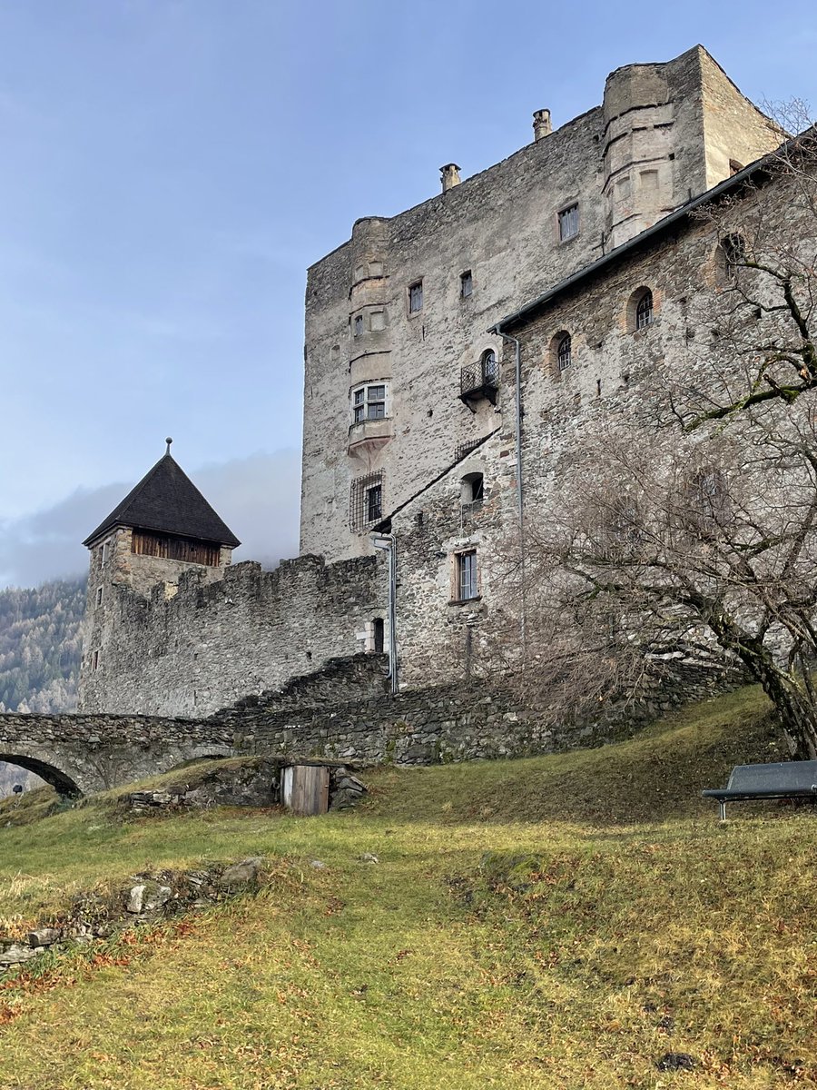Tutto esaurito sia per il 5 che per il 7 gennaio per la visita guidata notturna a Castel Pergine #befana #torneremo #belleidee #beautifuldestination #CulturalHeritage #Castelli #Castello #landscapelovers
