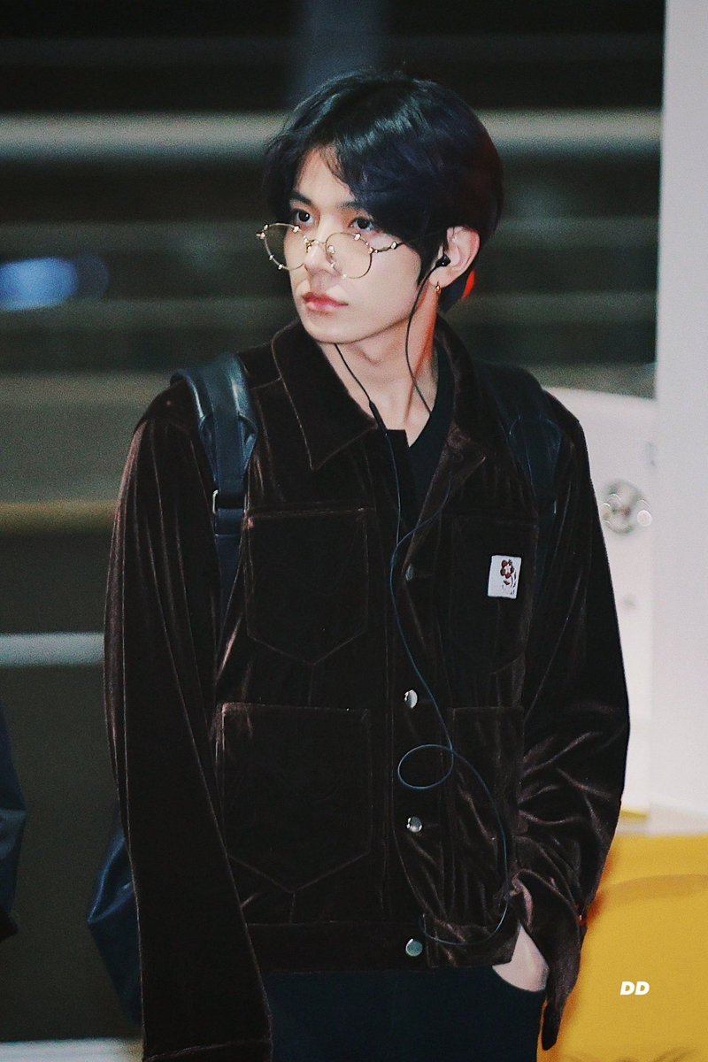 tiniehee's tweet photo. safe skies angel! you worked hard today 🤍 https://t.co/qaI04Crbbz