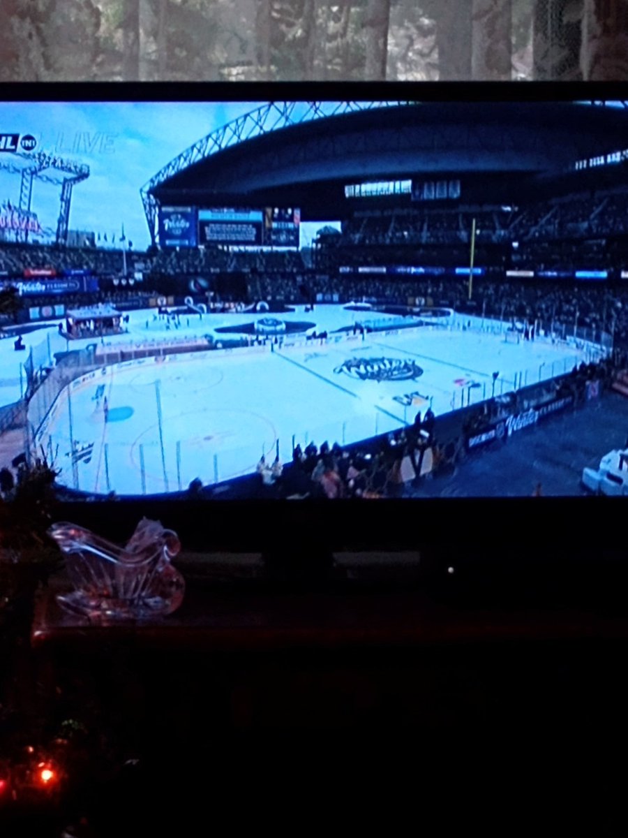 StayPositive_84's tweet photo. Woooow!! Now there's something I would never see before!!!
A hockey ring on a baseball field!!! So Cooool!!!!
I loooove it 😁😁😁
#TNTNetwork
#NHLOnTNT https://t.co/sluWJslHTS