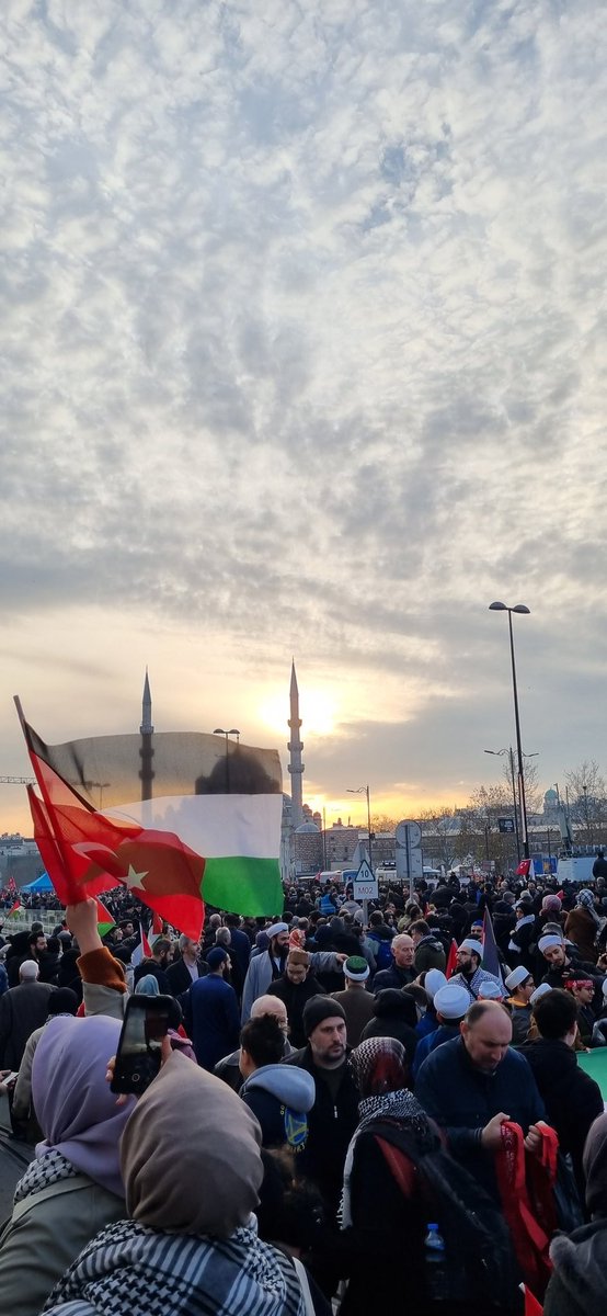 AshabiSuffam's tweet photo. "Onlar ağızlarıyla Allah’ın nurunu söndürmek istiyorlar. Hâlbuki kâfirler istemeseler de Allah nurunu tamamlayacaktır."

Saff, 8

Galata köprüsü'deydik

#GazzedeYeniYil
#Ebu_Ubeyde
#FilistiniUnutma
#galataköprüsünde #Filistin #BoykotaDevam #GazzedeKatliamVar #KASSAMTUGAYLARI #deprem