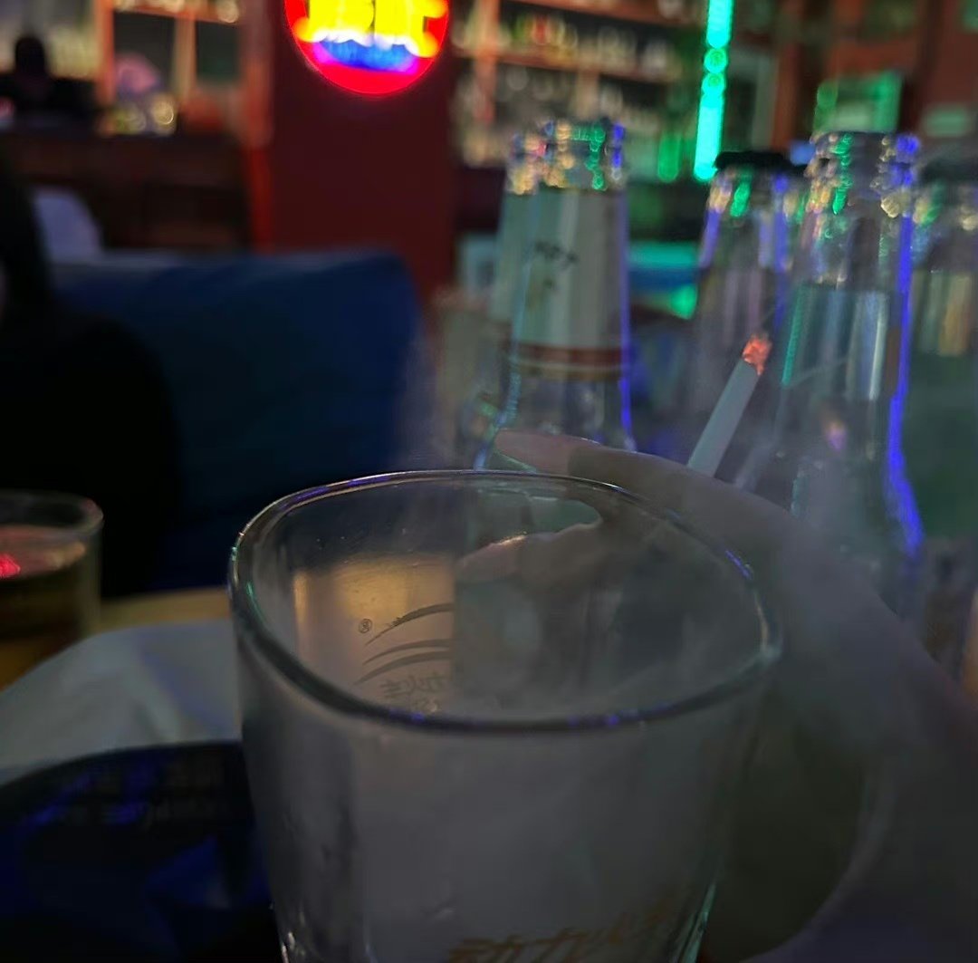 真不知道喜欢我的看见我在外面嘴里含一个，后面夹一个是什么反应，很刺激吧。苦苦追求一个月没回应，结果给刚认识的渣男操得跟母狗一样。 https://t.co/yHO4slIIS7