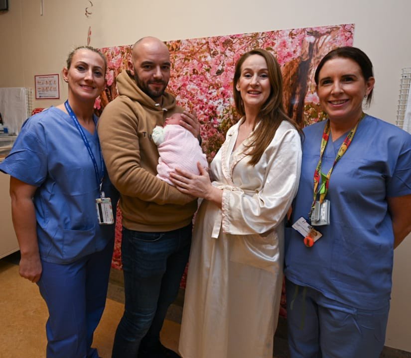 Huge congratulations to Kyna Maggs and Keith Fitzpatrick on the birth of their baby daughter Holly. The first New Year baby born at 00.27 @OLOLMat_Unit Also pictured is midwife Tanya and labour ward manager Karen 🎉🎉🎉