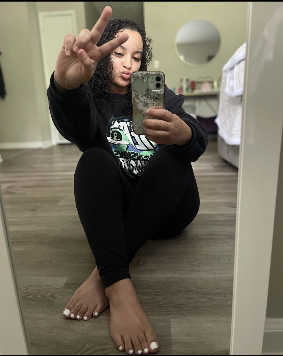 toegallery_'s tweet photo. Front and center 🤍🤳 

#whitetoes #prettyfeet https://t.co/li017uM3i3