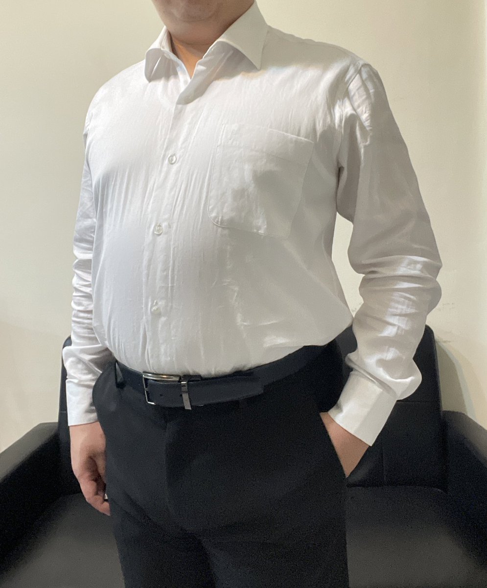 突破4000里程碑，
尺碼也增加至41號，
我依然喜歡穿搭我的白色襯衫，
迷人的白色有一種獨特的魅力。