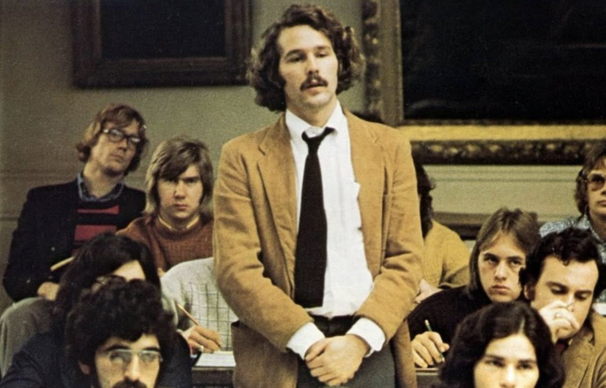 1971'de kendisi de hukukçu olan Osborn'un yazdığı The Paper Chase romanından aynı adla uyarlanan   <a href="/Harvard_Law/">Harvard Law School</a> deki  1. sınıfı anlatan filmi izlediğimde abartılı bulmuştum. 

ancak sokratik yöntemin neye benzediğini de ilk defa görmüş oldum 

imdb.com/title/tt007050…