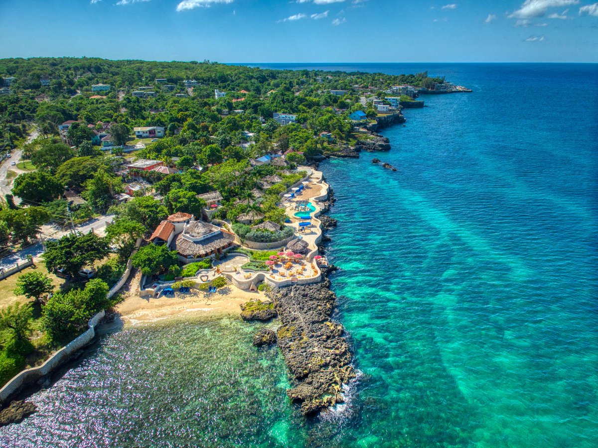 VisitJamaicaNow's tweet image. Happy New Year! See you soon in JAMAICA 💙🇯🇲 #VisitJamaica

📍West End Negril