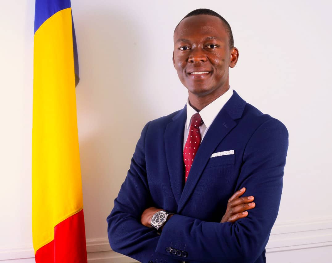 AFRICA24TV's tweet photo. 🇹🇩#Tchad, l’ex-opposant Succès Masra @Succes_MASRA nommé premier ministre, chef du Gouvernement de transition
L'opposant #tchadien Succès Masra @Succes_MASRA , leader du parti #lesTransformateurs, a été nommé Premier ministre chef du Gouvernement de transition, le lundi 01 janvier 2024. C'est ce qui ressort d'un décret lu à la télévision d'#Etat, par Mahamat Ahmad Alhabo, ministre d’État, secrétaire général de la #présidence de la République. Cette nomination intervient quelques jours après la démission de l'ancien Premier ministre Saleh Kebzabo, le vendredi 29 décembre 2023, tout juste après la promulgation de la nouvelle Constitution issue du référendum du 17 décembre dernier.