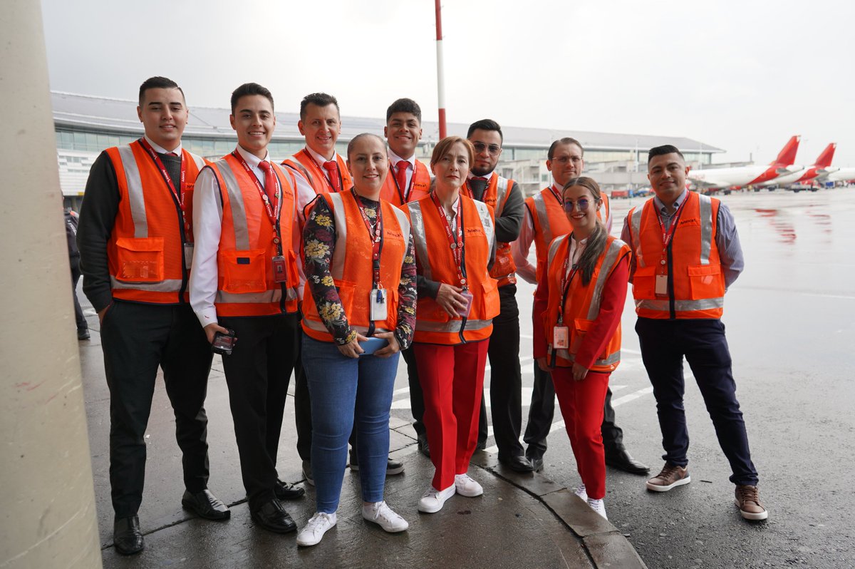 CEO_Abra's tweet photo. El 2023 merece dar una mirada atrás y ver con el espejo retrovisor algunos hitos que logramos en
@avianca:

1. 104 aviones reconfigurados.  

2. Más de 100 aviones A320neo llegarán desde 2025.  

3. Una inversión histórica de USD473 millones para seguir uniendo las regiones de Colombia.  

4. 32 nuevas rutas y nueve nuevos destinos. 

5. Consistentemente entre las aerolíneas más puntuales del mundo.  

6. Mejora en estándar de servicio a Europa y regreso de la Cabina Ejecutiva en rutas en las Américas.  

7. Resultados financieros impecables, incluso por encima del plan.  

8. Fitch Ratings asignó la calificación “B”, y Moody's mejoró la calificación de B3 a B2.  

9. 'HOY', una plataforma de sostenibilidad que engloba lo que hacemos por nuestro entorno y las comunidades.  

10.Seguimos avanzando con GOL en el crecimiento del Grupo Abra.  ¡GRACIAS equipo @avianca por este 2023! porque las ideas fueron de ustedes y yo solo fui el director de la orquesta.  

#orgullosodeseravianca 
#FelizAnoNuevo