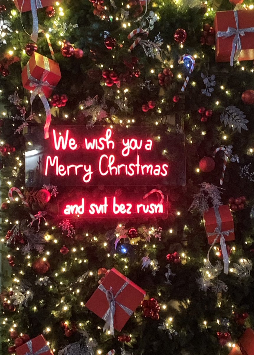 moonumlight's tweet photo. Щасливого Нового року та світлого Різдва! 🎅🏻🎄❄️
Веселих свят, любі! 💗✨ https://t.co/CdxQlkbXz5