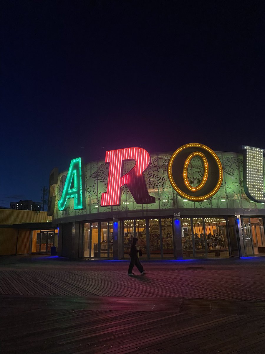 0hwellitried's tweet photo. favorite day of 2023 was going to coney island on a freezing monday night. a crazy rainbow came out as the sunset i rode a wooden rollercoaster and they had a giant carved pumpkin. just thought i’d share :) https://t.co/98IfCzVOcX