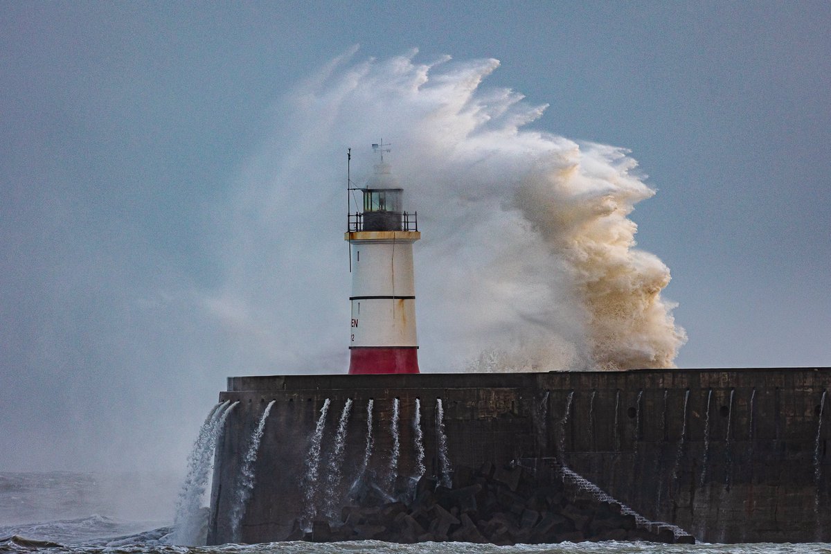 The Last image & last day light for 2023  as strong   winds continues at Newhaven for New year eve.
Let's hope for better weather 2024
#sharemonday2024 
#fspprintmonday
#ThePhotoHour #StormHour 
#PhotoOfTheDay 
#wexmondays
#newhaven #sussex
@CanonUKandIE @bbcsoutheast