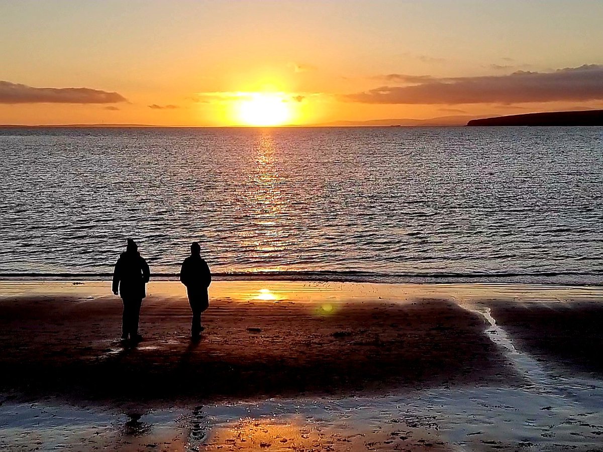 _KColeo's tweet photo. The beginning and end of the daylight at the start of 2024 in #Orkney
@Saint_Magnus before the crowds arrived for the Boy's #bagame
#Scapa beach catching the last of the light 💜 https://t.co/k0UEfCZVpq