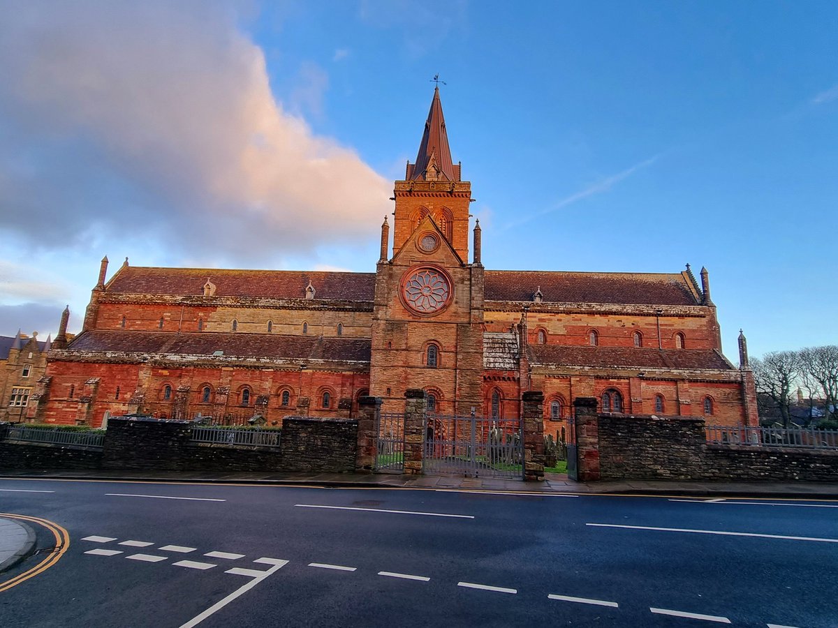 _KColeo's tweet photo. The beginning and end of the daylight at the start of 2024 in #Orkney
@Saint_Magnus before the crowds arrived for the Boy's #bagame
#Scapa beach catching the last of the light 💜 https://t.co/k0UEfCZVpq