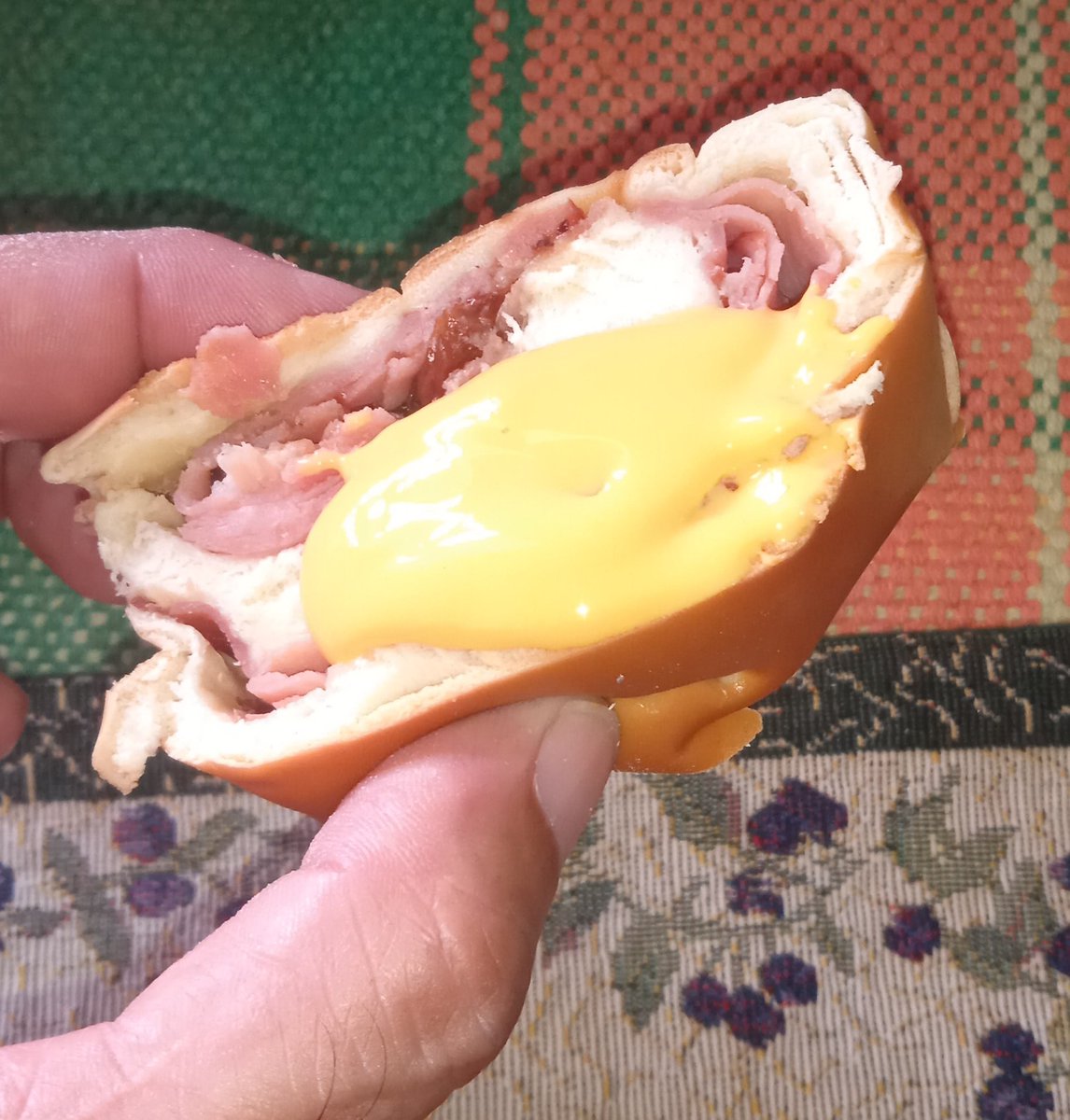 entrenador41's tweet photo. Ofrezco disculpas, solo tenía la curiosidad de un pedacito de #PanDejamon y #Rikesa 😬😋🥴 https://t.co/LPiB9kml7D