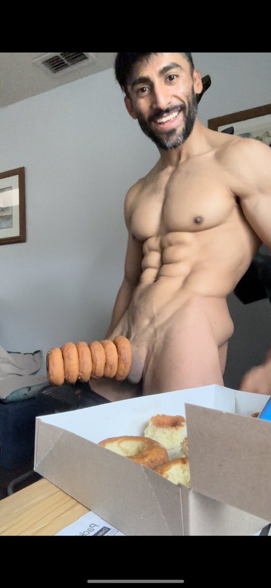 maniac_physique's tweet photo. @karelyruizz66 Les traigo donas 🍩 por si les da hambre 🤷🏽‍♂️ https://t.co/9kFtsFbchX