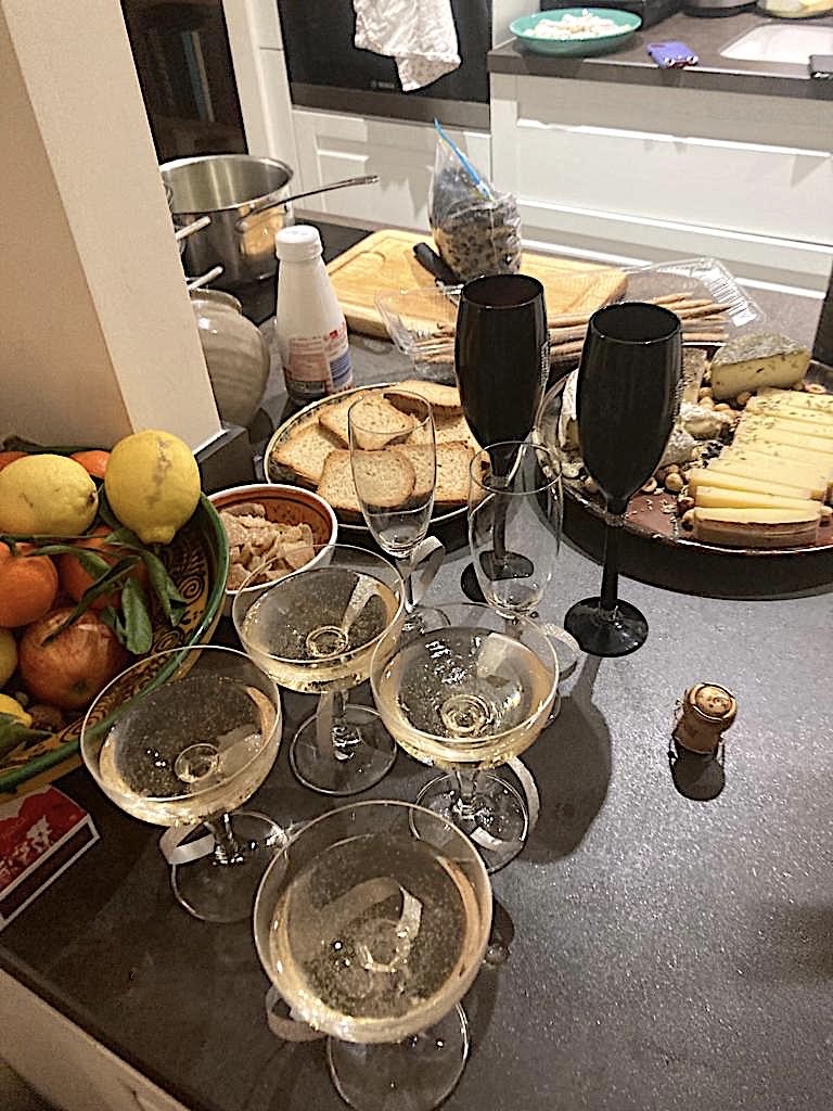 focusonparis's tweet photo. Bonne Année: #happynewyear #bonneannee2024 #Paris #apero #happynewyear2024 #frenchcheeses #champagne #holidays https://t.co/fVjudwvnHj https://t.co/b0YUn6EWJk