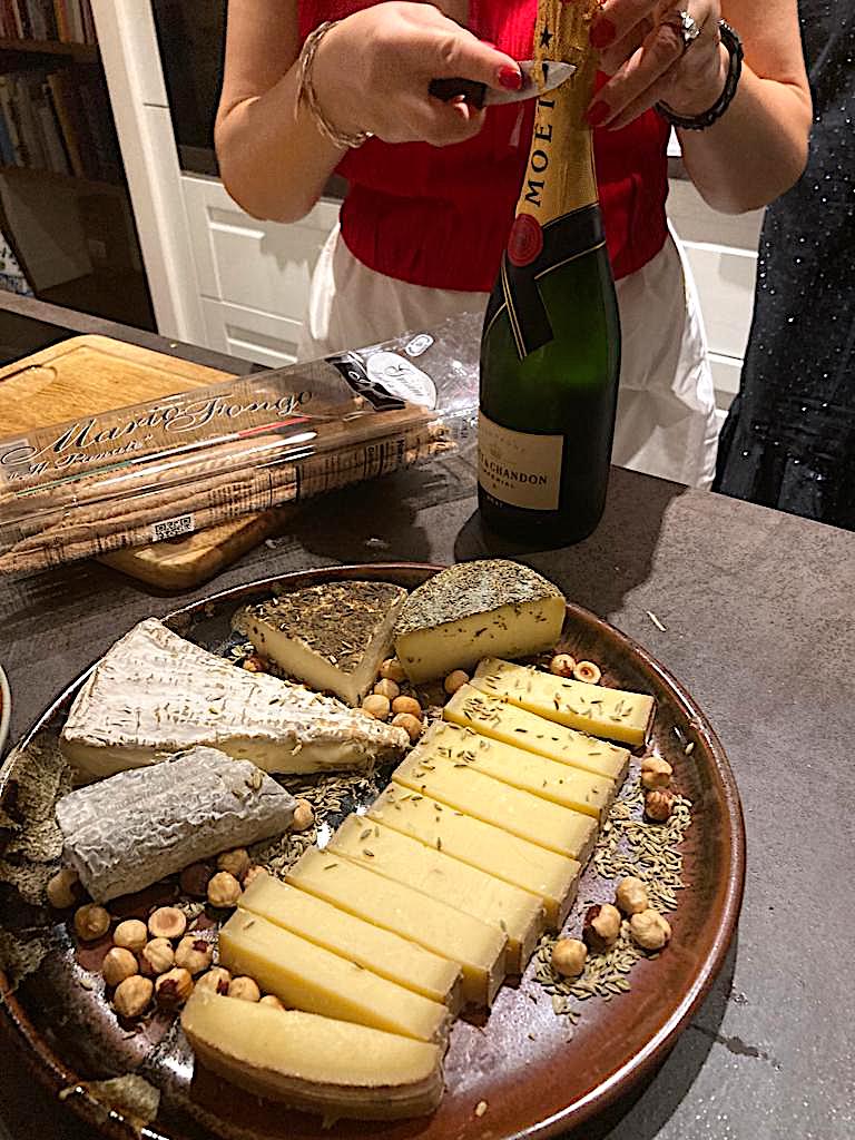 focusonparis's tweet photo. Bonne Année: #happynewyear #bonneannee2024 #Paris #apero #happynewyear2024 #frenchcheeses #champagne #holidays https://t.co/fVjudwvnHj https://t.co/b0YUn6EWJk