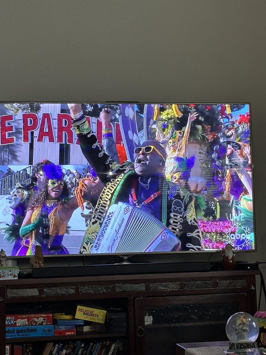 SDPolk24's tweet photo. Watching the #RoseParade and loving the @LouisianaTravel float.  Way to bring it! Can’t wait to see @LakeCharlesCVB #travel https://t.co/AXUMt7lOgS