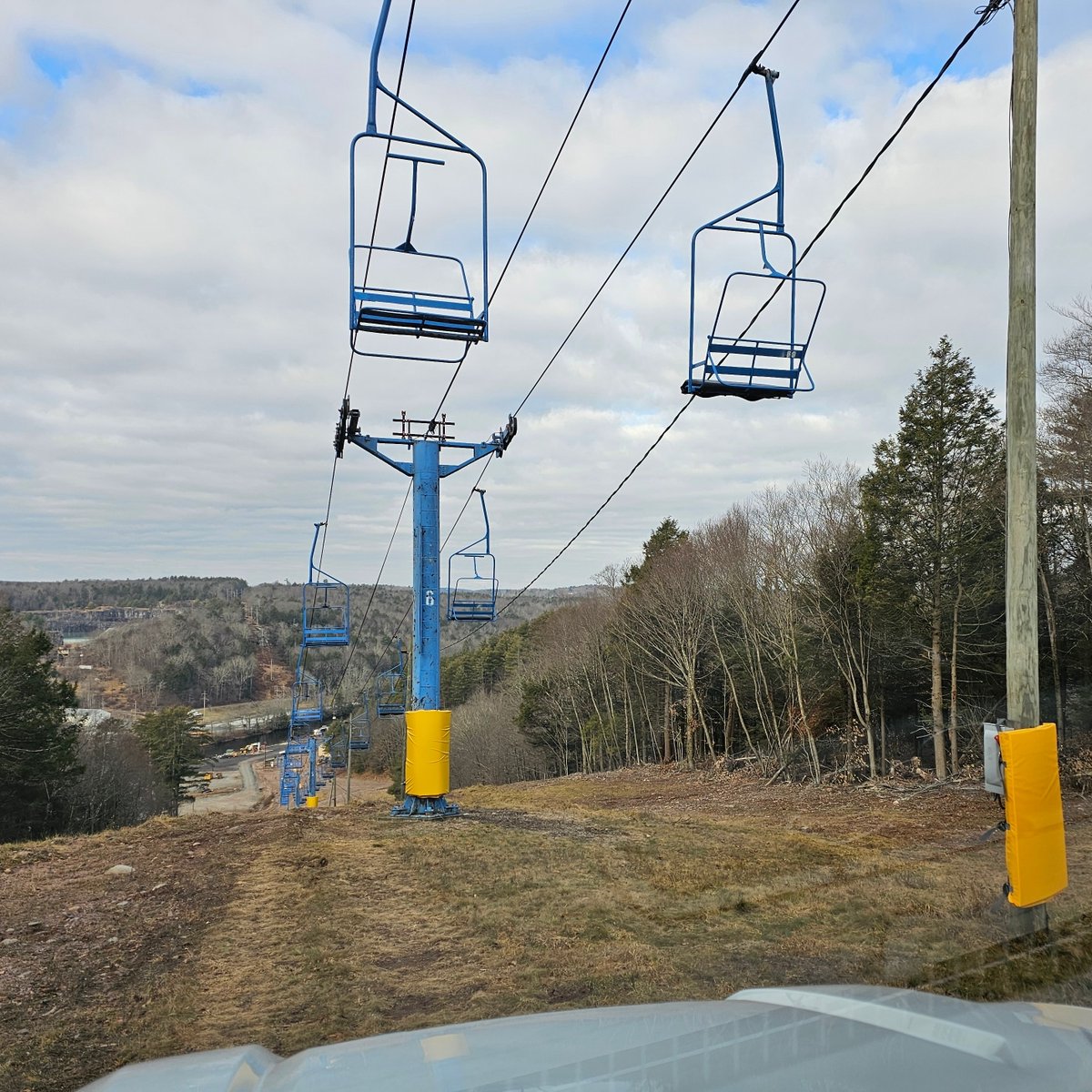 Looks like cold weather's finally getting here tonight.... bout time! 

#holidaymountain #skithecatskills