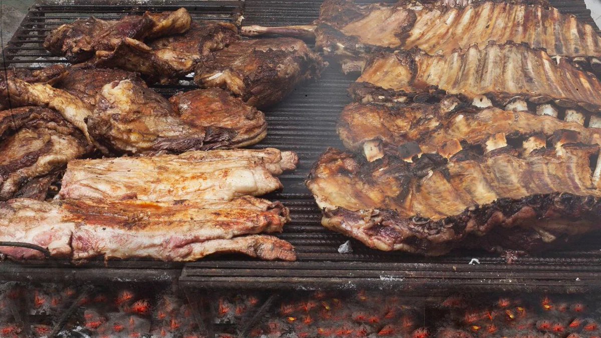 eldiariodedross's tweet photo. Empecé el 2024 clavándome un asado termonuclear que cubrió el vacío producido de al menos 30 mesas veganas. Pensé en todos esos polenteros cogidos a dedo que pretenden que coma grillos y reí, rascando mi barba de gladiador. Feliz 1. https://t.co/HhvOw4Lxzl